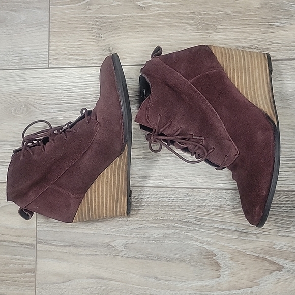 Diba Burgandy Suede Wedge Bootie Size 8 1/2 - Picture 3 of 7